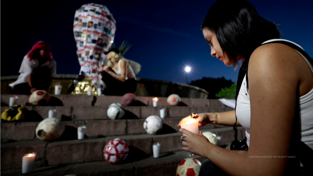 Un estudiante de la Universidad Jesuita de Guadalajara (ITESO) coloca una vela cerca de una réplica del trofeo de la Copa Mundial de la FIFA decorada con fotos de personas desaparecidas, durante una intervención artística con el colectivo "Luz y Esperanza" en Guadalajara, Jalisco, México, el 21 de noviembre de 2025. México será uno de los tres países anfitriones de la Copa Mundial 2026, y Jalisco albergará partidos de clasificación. (Foto de ULISES RUIZ / AFP vía Getty Images)
